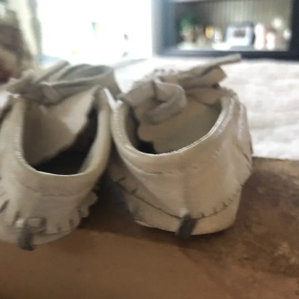 VINTAGE INDIAN DESIGN INDIAN MOCCASINS BABIES NO 1 WHITE LEATHER